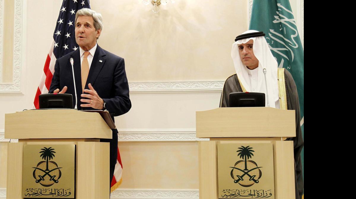 
El secretario de Estado de EEUU, John Kerry (izq.), ofrece una rueda de prensa junto al ministro de Exteriores de Arabia Saudí, Adel al Jubeir (der.), en Riad, Arabia Saudí, el jueves.
