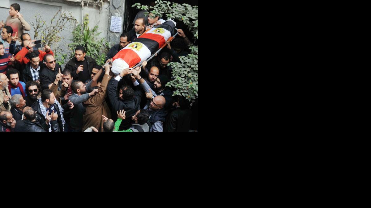 
Al menos 18 personas murieron el domingo y otras 80 resultaron heridas, la mayoría en enfrentamientos entre policías y manifestantes opositores en Egipto.
