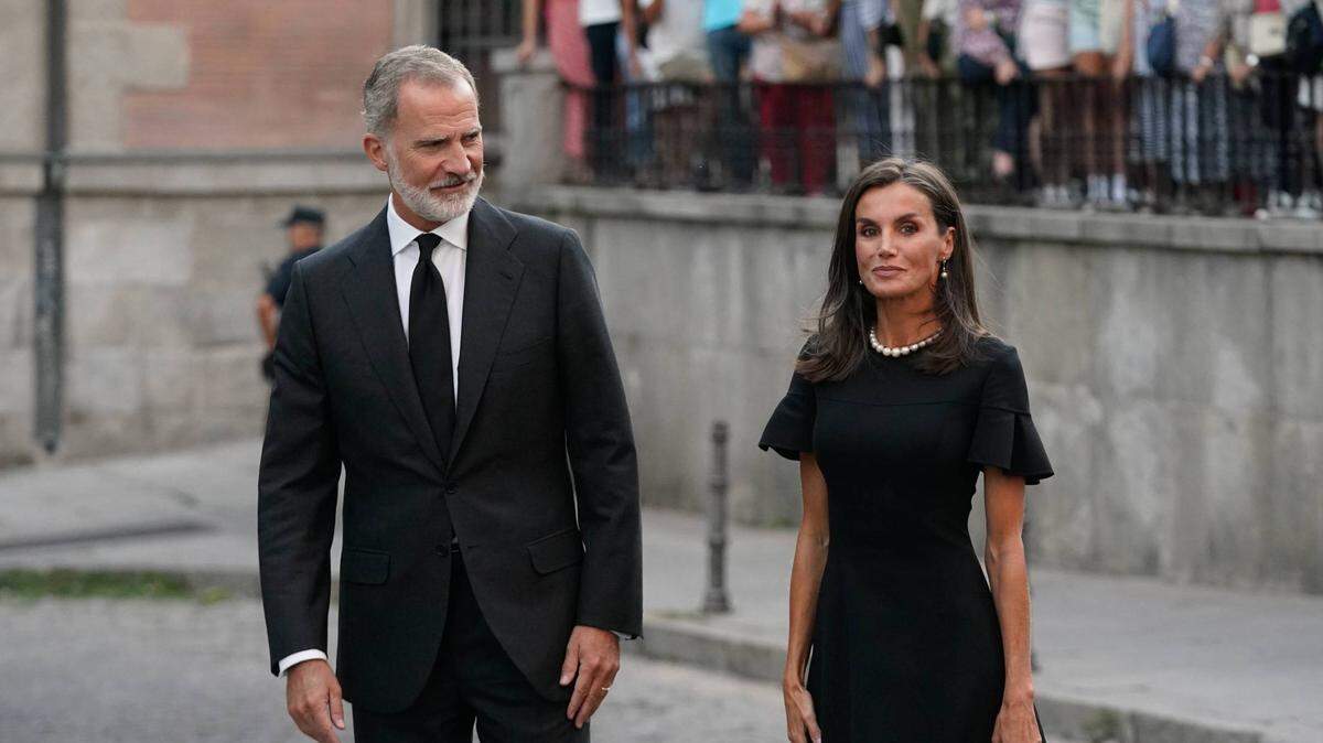 El rey de España Felipe VI y la reina Letizia asisten al funeral de Juan Gómez-Acebo, pintor y primo del rey, el domingo 8 de septiembre de 2024, en Madrid.