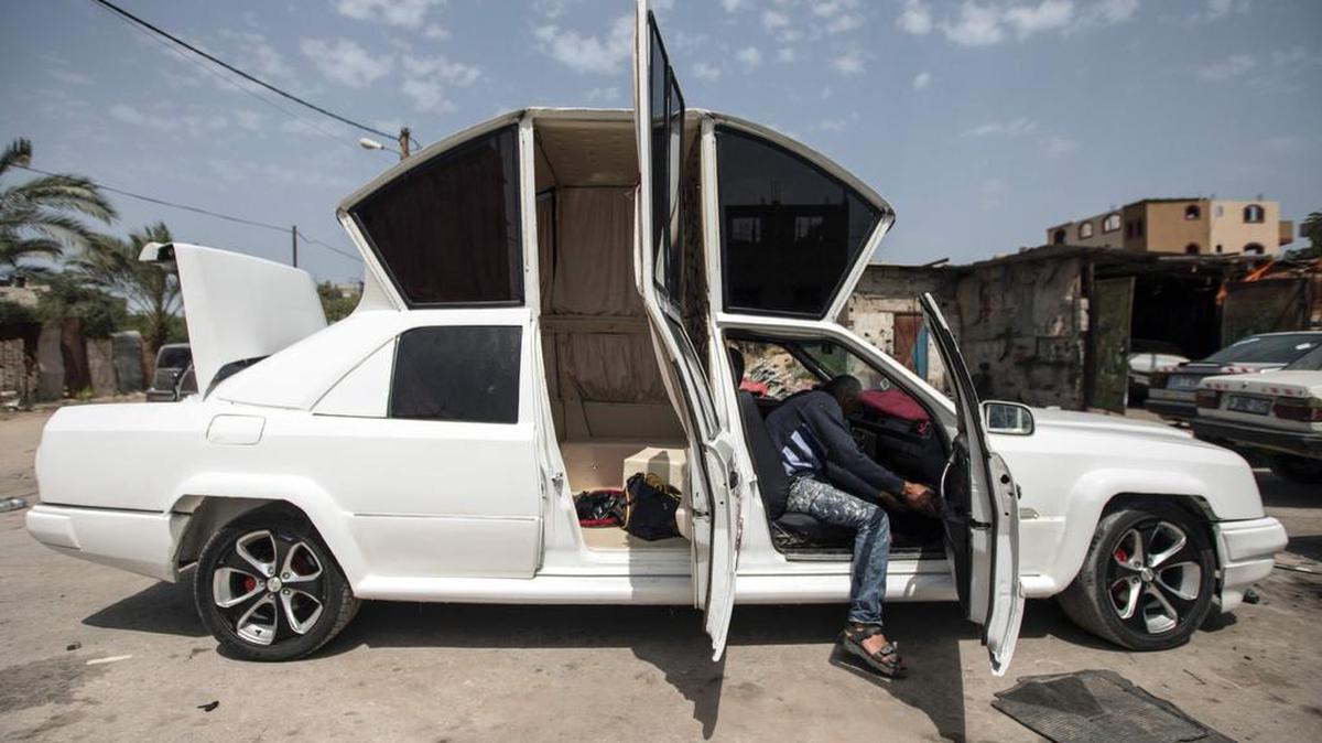 Un mecánico palestino trabaja en su vehículo "Cenicienta" en su taller en la ciudad de Gaza el 22 de abril de 2017. Compuesto por cinco coches diferentes, será alquilado para ceremonias de matrimonio.