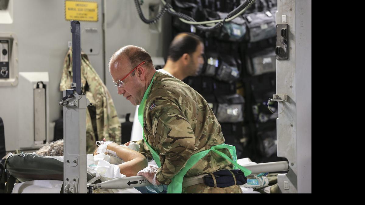 
Un equipo militar atiende a ciudadanos británicos heridos en el atentado de la semana pasada a bordo de un avión RAF C-17.

