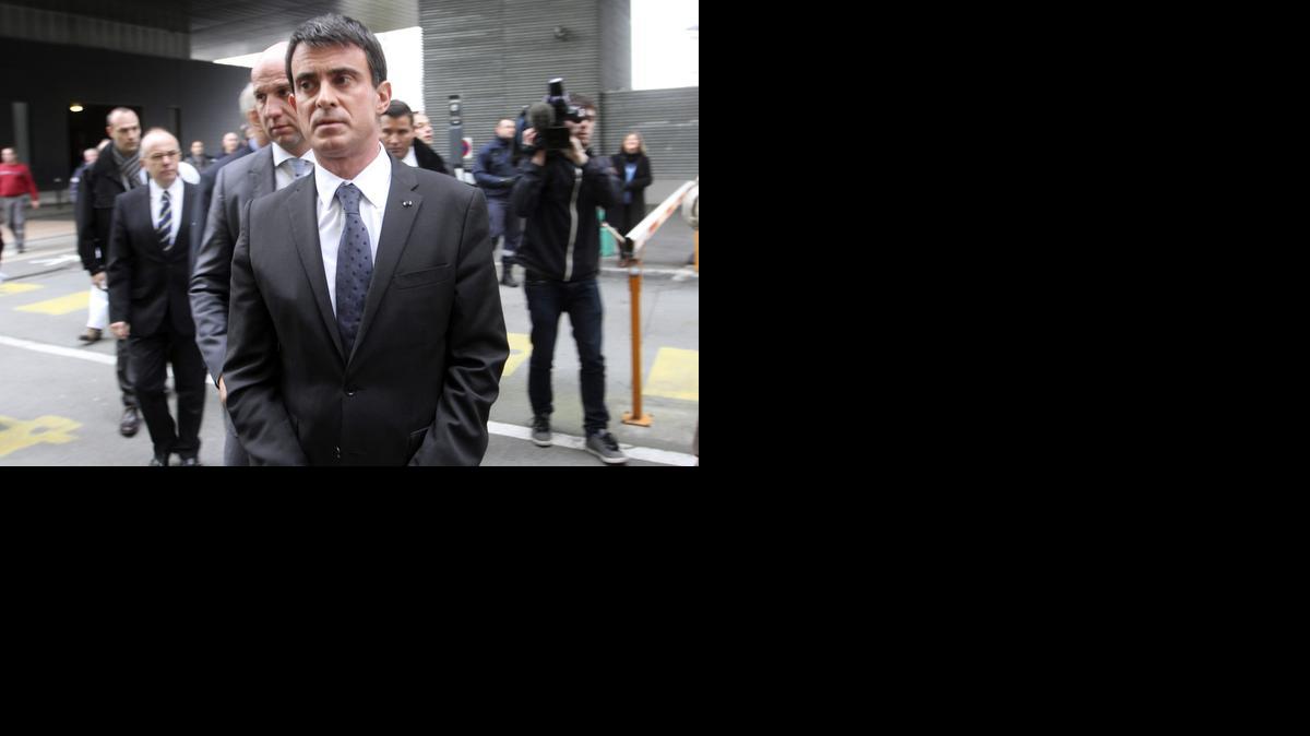 <cutline_leadin>El primer</cutline_leadin> ministro francés, Manuel Valls (cen.), se dirige a los medios tras su visita al hospital de Nantes, Francia, el martes. Uno de ellos ha muerto.
