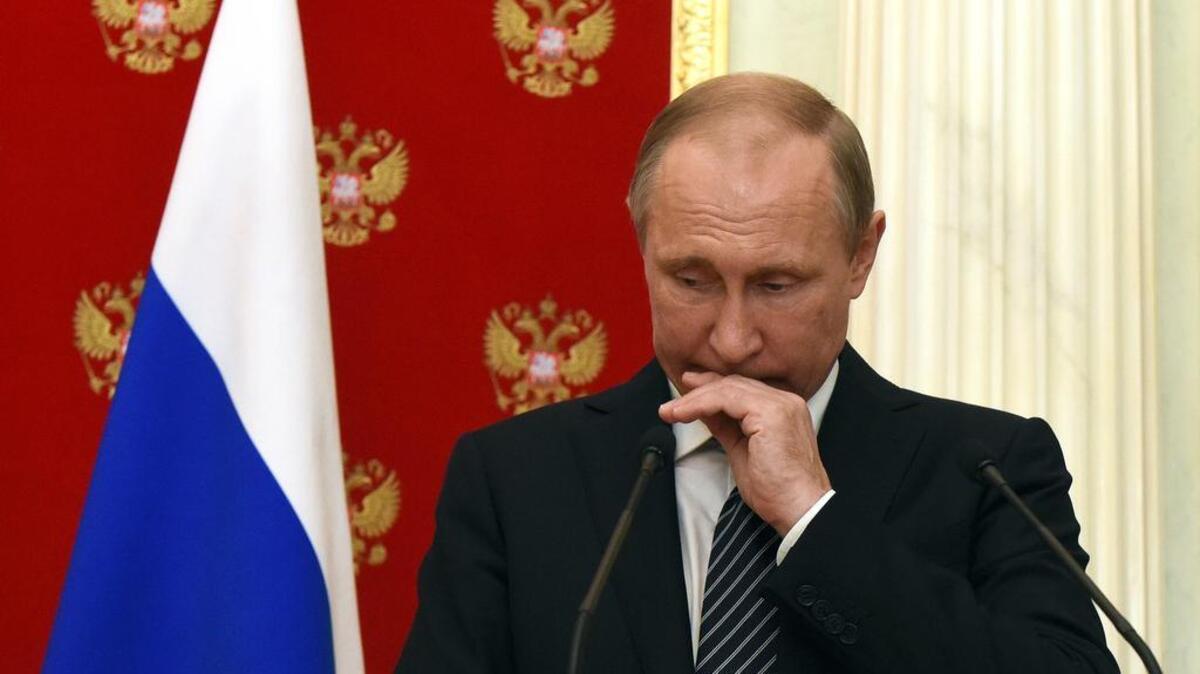 El presidente ruso Vladimir Putin poco antes de iniciar una conferencia de prensa en Moscú el miércoles con su par armenio Serzh Sargsyan.