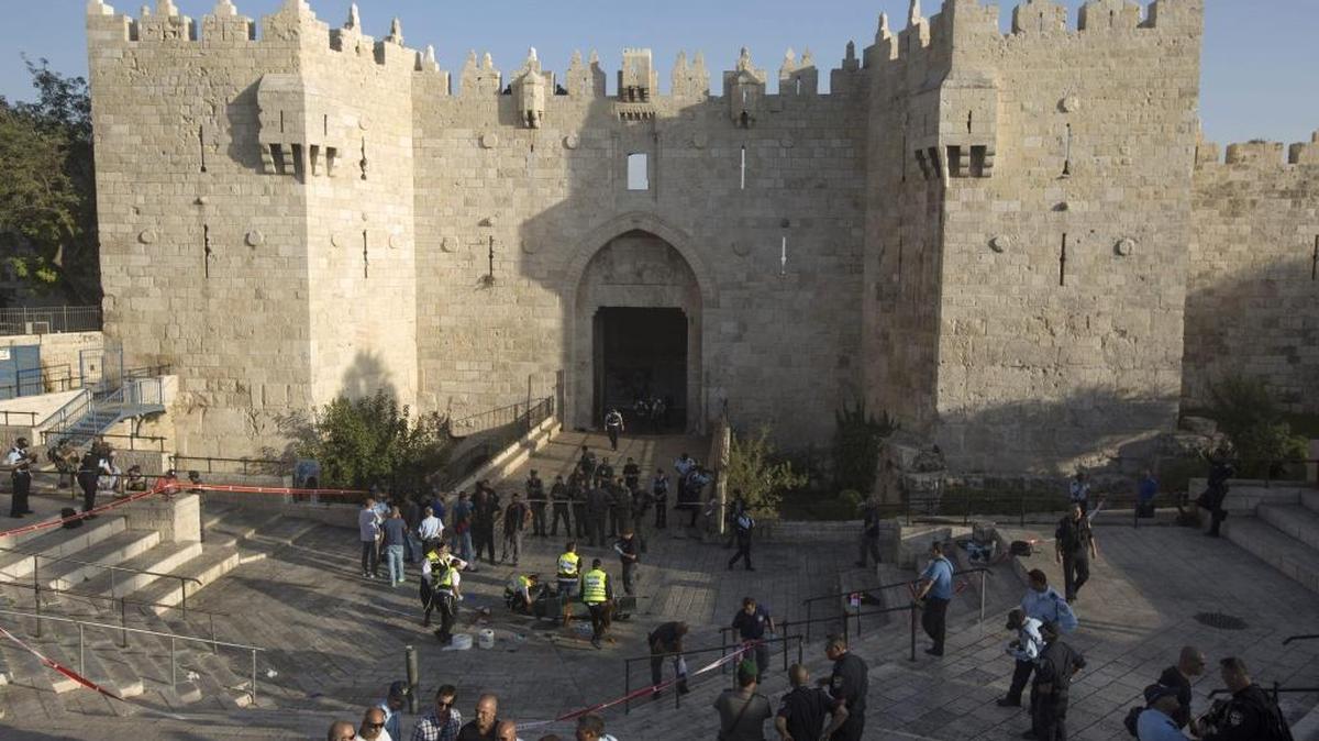 
 Agentes de policía israelíes montan guardia en la puerta de Damasco, en la Ciudad Vieja de Jerusalén, Israel, hoy 14 de octubre de 2015, despúes de que un palestino muriera tiroteado por fuerzas de seguridad israelíes tras su intento fallido de apuñalamiento.
