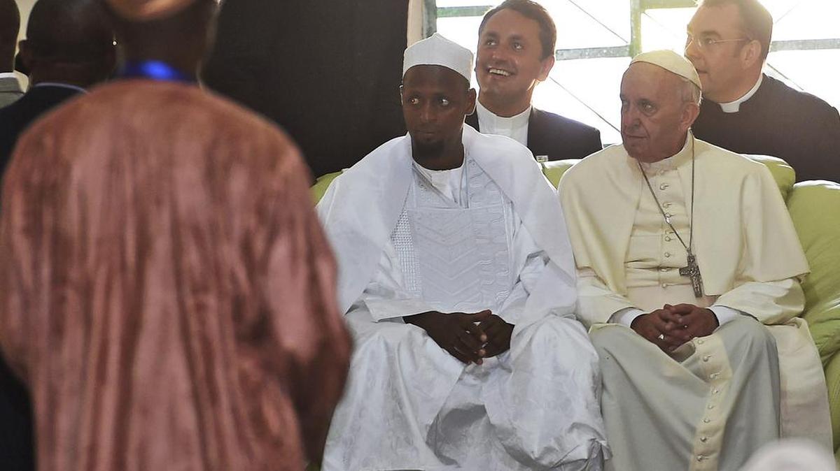 El papa Francisco junto a miembros de la comunidad musulmana durante su visita a unaa mezquita en Bangui, República Centroafricana.