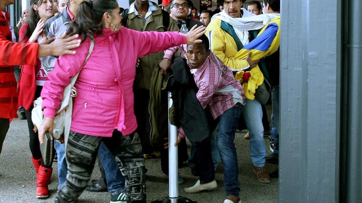 
Un grupo de desplazados intenta enfrentar a la Policía el jueves 10 de septiembre de 2015, en el aeropuerto Puente Aéreo de Bogotá.
