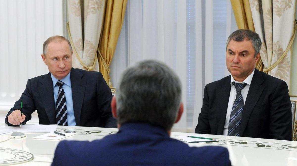 Vladimir Putin (izq.) y el ahora presidente del Parlamento, Viacheslav Volodin, participan en una reunión en el Kremlin.