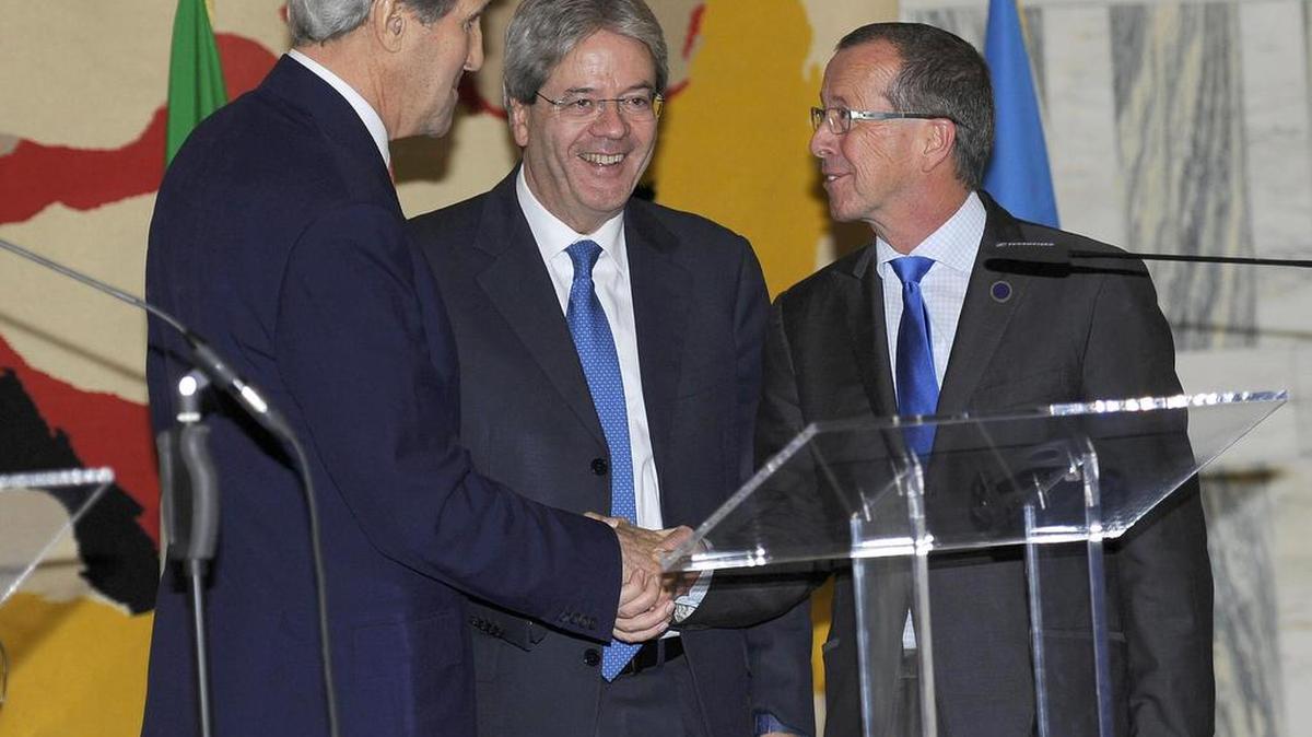 El canciller italiano Paolo Gentiloni (centro), el secretario de Estado John Kerry (izq.) y el diplomático alemán Martin Kobler en una conferencia de prensa sobre Libia realizada en Roma este domingo.