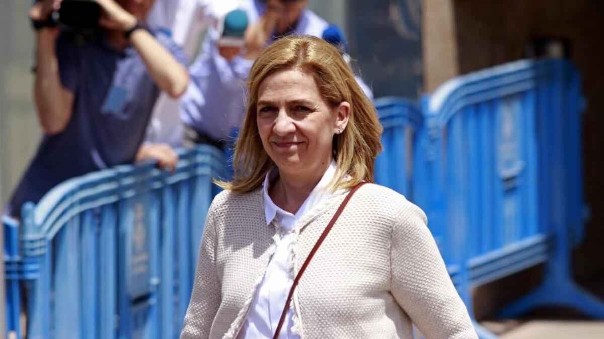 La infanta Cristina, a su salida de la sede de la Escuela Balear de la Administración Pública (EBAP) de Palma tras asistir a la presentación de las conclusiones del juicio del caso Nóos.