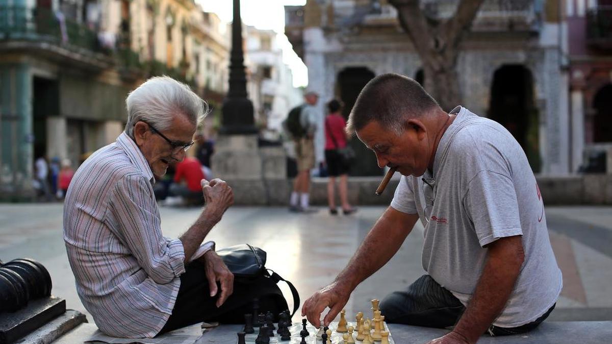 Dos hombres juegan ajedrez, el miércoles 11 de noviembre de 2015, en La Habana (Cuba).
