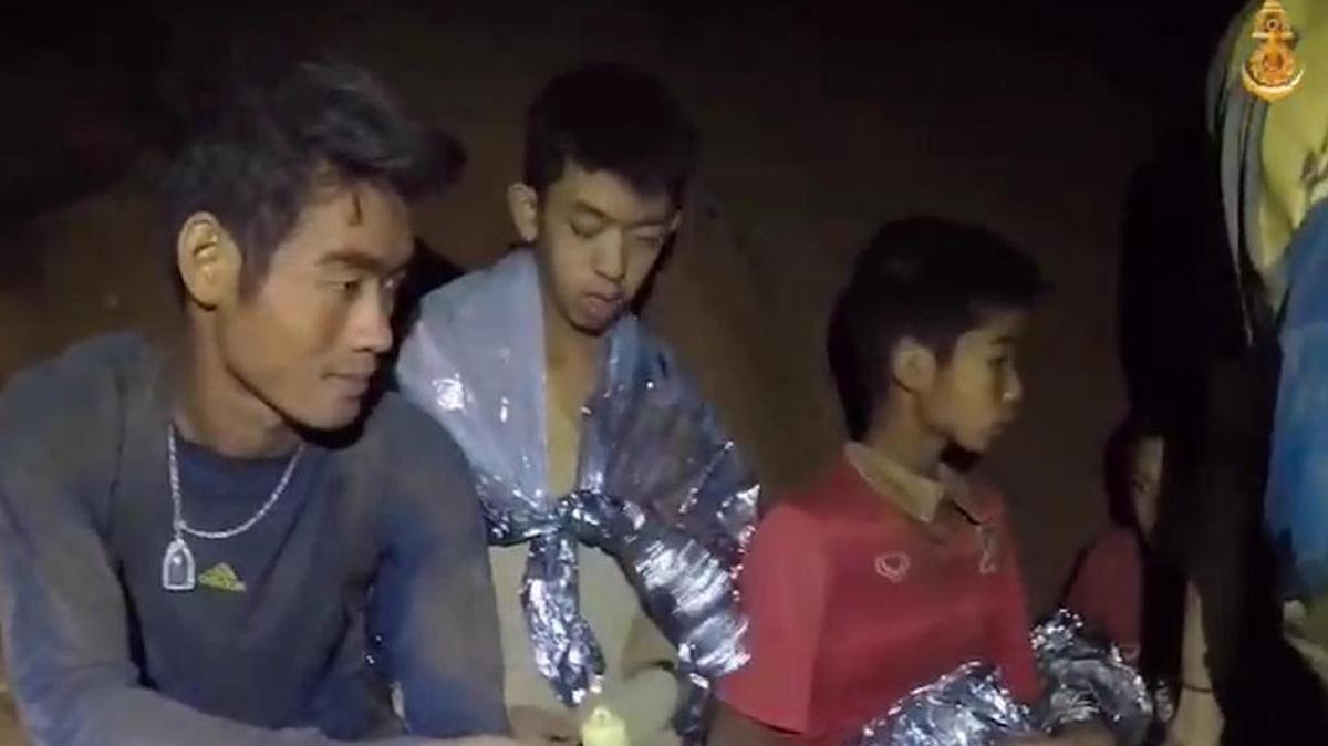 Captura de video cedida por Thai Royal Navy que muestra a miembros de un equipo de fútbol en una sección de la cueva Tham Luang en el parque forestal Khun Nam Nang, provincia de Chiang Rai, Tailandia, el 4 de julio 2018.