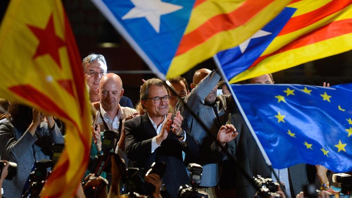 
El presidente del Ejecutivo regional catalán, Artur Mas, celebra lo que él consideró un triunfo.

