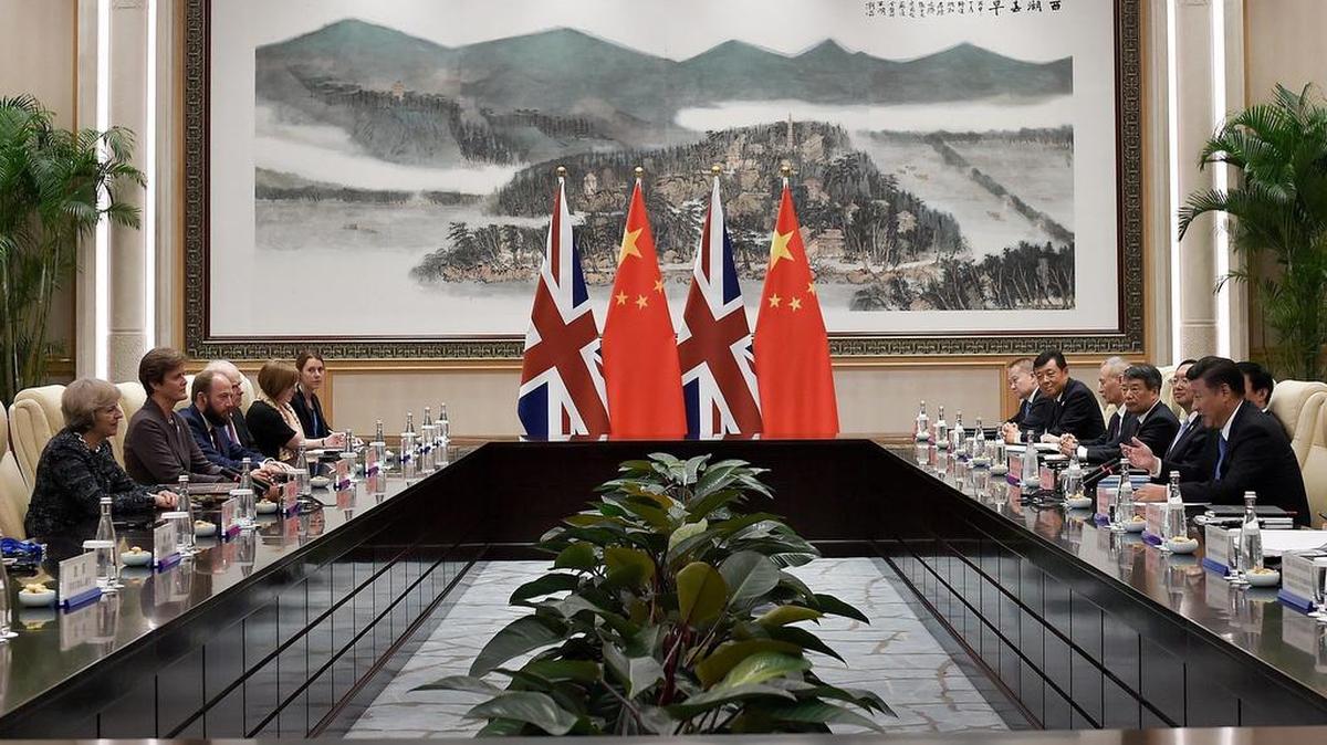 La primera ministra británica Theresa May (i) conversa con el presidente chino Xi Jinping (d) durante un encuentro bilateral con motivo de la cumbre del G20 en Hangzhou, este de China, este 5 de septiembre de 2016.