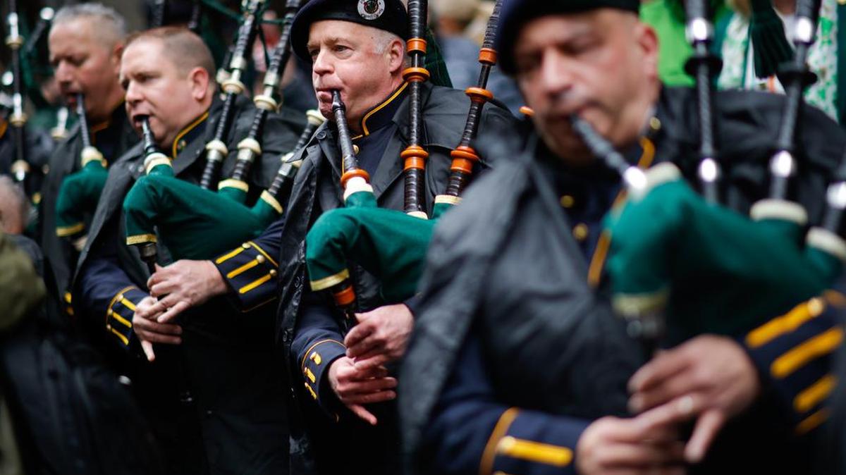Los gaiteros calientan cerca de la Quinta Avenida durante el Desfile del Día de San Patricio, el jueves 17 de marzo de 2022, en Nueva York. Las celebraciones del Día de San Patricio en todo el país están de vuelta después de una pausa de dos años, incluida la más grande del país en la ciudad de Nueva York, en una señal de creciente esperanza de que lo peor de la pandemia de coronavirus haya pasado.
