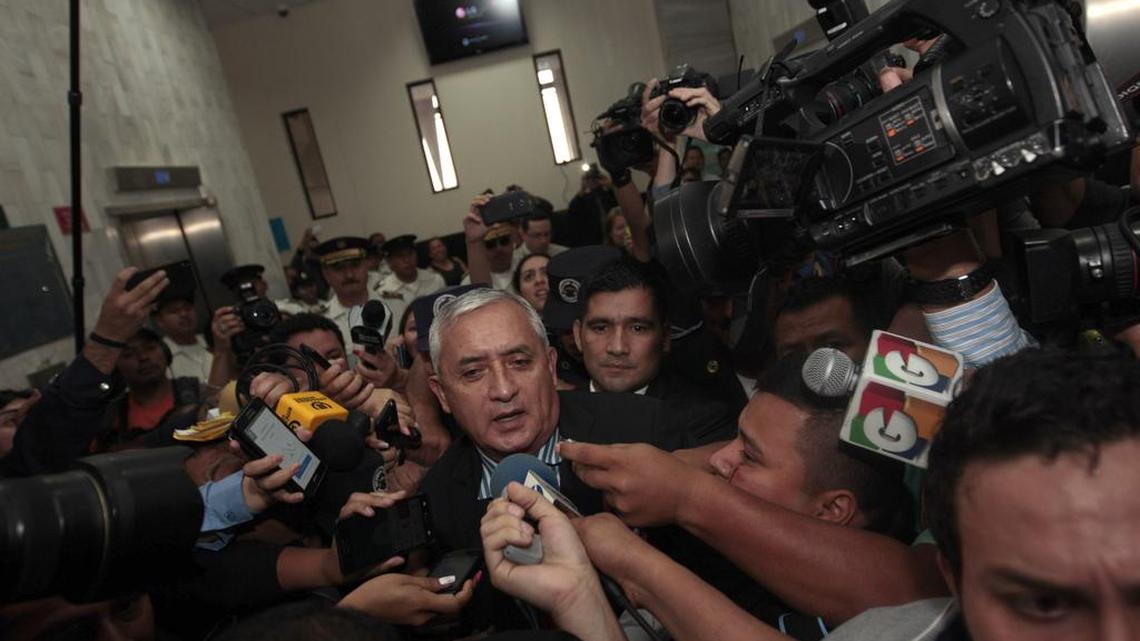 
El presidente de Guatemala Otto Pérez Molina (c) ofrece declaraciones a su llegada a un juzgado, en Ciudad de Guatemala (Guatemala). Otto Pérez Molina, quien presentó su renuncia al cargo, llegó a los tribunales para someterse a la Justicia por las denuncias de corrupción en su contra.
