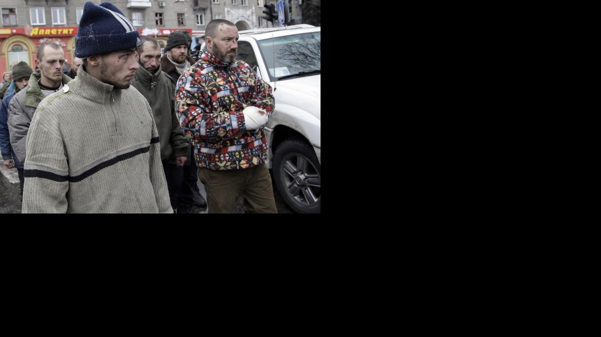 <cutline_leadin>Rebeldes prorrusos</cutline_leadin> pasean por las calles de Donetsk a los 18 soldados ucranianos prisioneros por combates por el aeropuerto, en Ucrania, el jueves.