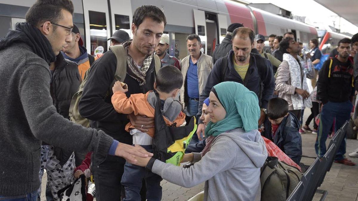
Un numeroso grupo de austríacos y húngaros pusieron a disposición sus vehículos privados para acercar hasta la frontera austríaca a refugiados del Medio Oriente que tratan de salir de Hungría. 
