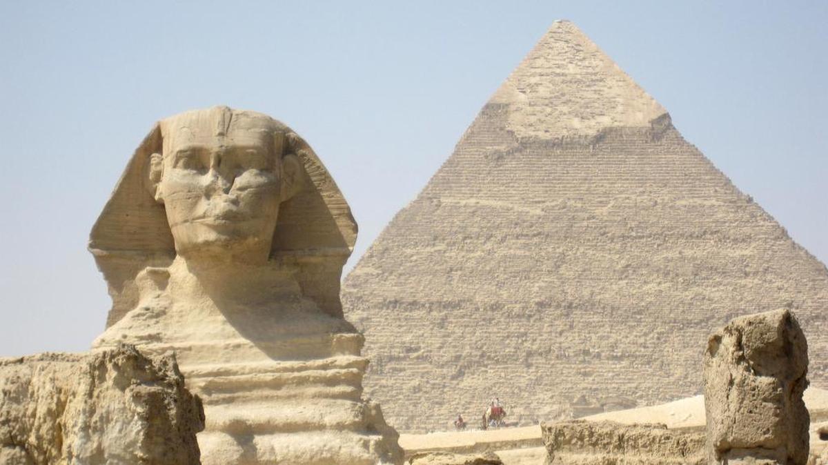 La Gran Esfinge de Guiza, uno de los monumentos faraonicos más importantes de Egipto. Fue esculpida de un montículo de roca caliza en el año 2500 a.C.