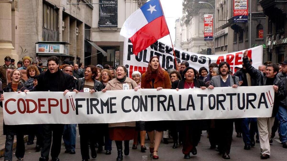 Familiares de detenidos y desaparecidos durante la dictadura, festejan en Santiago de Chile el desafuero para ser juzgado al ex dictador chileno Agusto Pinochet, el 26 de agosto del 2004.
