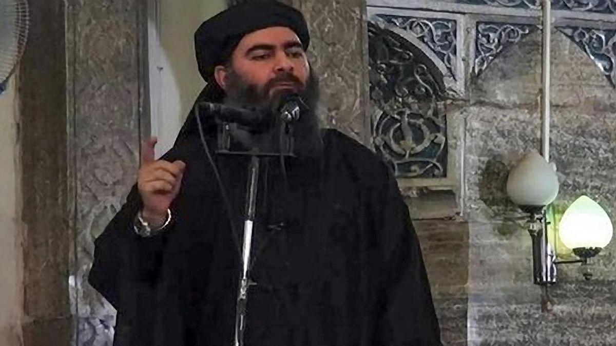 Fotografía de archivo de una captura de vídeo sin fechar distribuida por el grupo yihadista Estado Islámico que supuestamente muestra al califa del autoproclamado Estado Islámico, Abu Bakr al Bagdadi, mientras da un discurso en una localización no identificada.