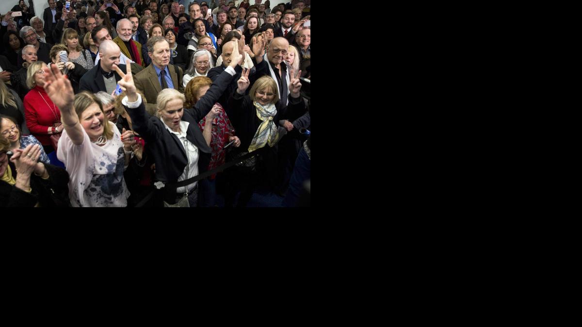 
Miembros del partido de la derecha francesa Unión para un Movimiento Popular (UMP) celebran el domingo la victoria sobre la izquierda en las elecciones locales.


