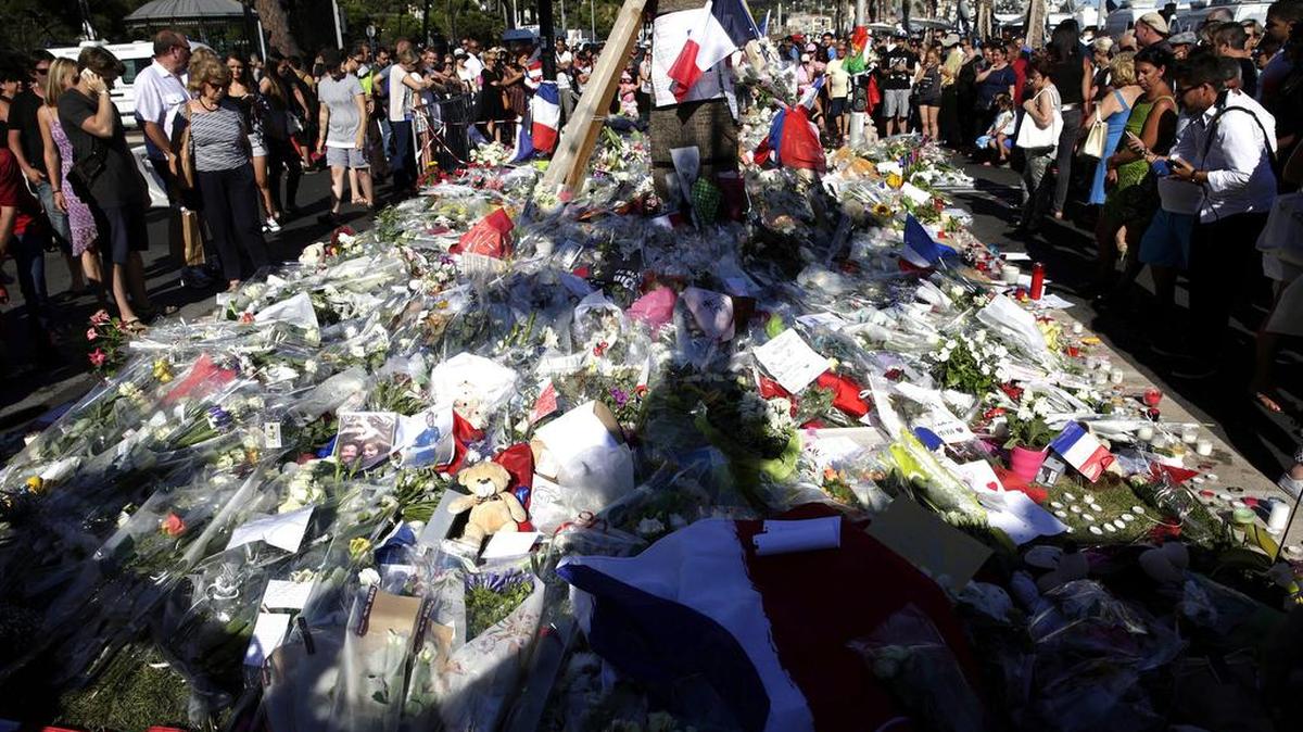 Vista de una de las ofrendas florales que la gente ha ido montando en la calzada del Paseo de los Ingleses de Niza, escenario del atentado del jueves.
