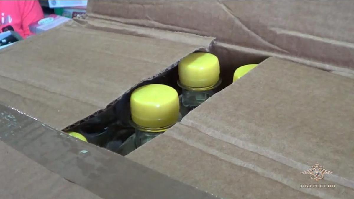 Fotografía facilitada por el Ministerio ruso de Interior que muestra una captura de vídeo en la que aparece un paquete de botellas de loción de baño, confiscada durante una operación policial en Irkutsk, Rusia, el 19 de diciembre de 2016.