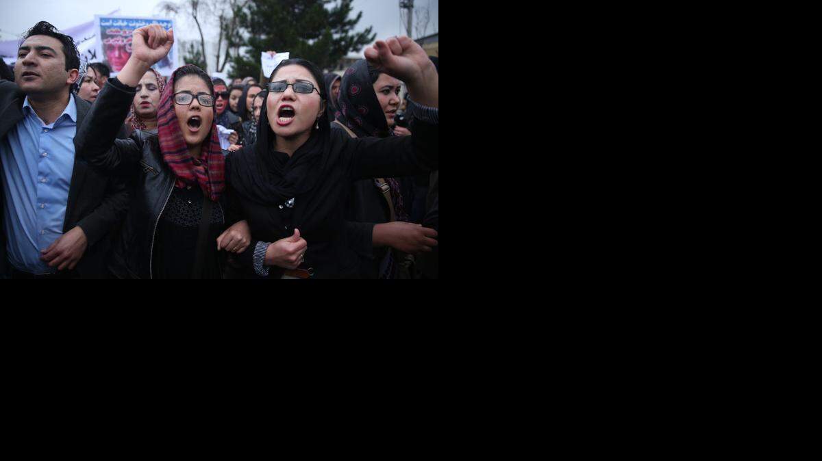 
Cientos de personas recorrieron por segundo día consecutivo las calles de la capital afgana para pedir justicia en el caso de Farjonda, una joven de 27 años que fue golpeada hasta la muerte. 
