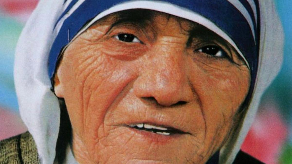 La Madre Teresa, cuyo nombre de pila era Inés Gonxha Bojaxhiu, nació el 20 de agosto de 1910 en Skopje, capital de la actual república de Macedonia, que entonces pertenecía a Albania.