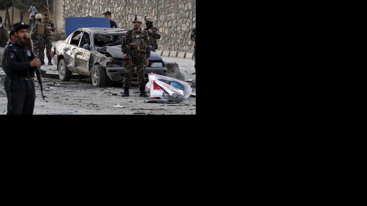 <cutline_leadin>Personal del</cutline_leadin> servicio de seguridad rodea el lugar del atentado en Kabul, Afganistán, el miércoles.<252><252>