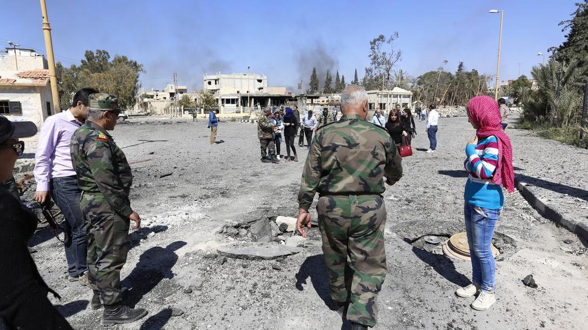 Al oeste de Palmira, el ejército bombardeaba de forma intensa la ciudad de Sokhné, todavía en manos del EI y que el régimen quiere recuperar para reforzar la seguridad de Palmira.