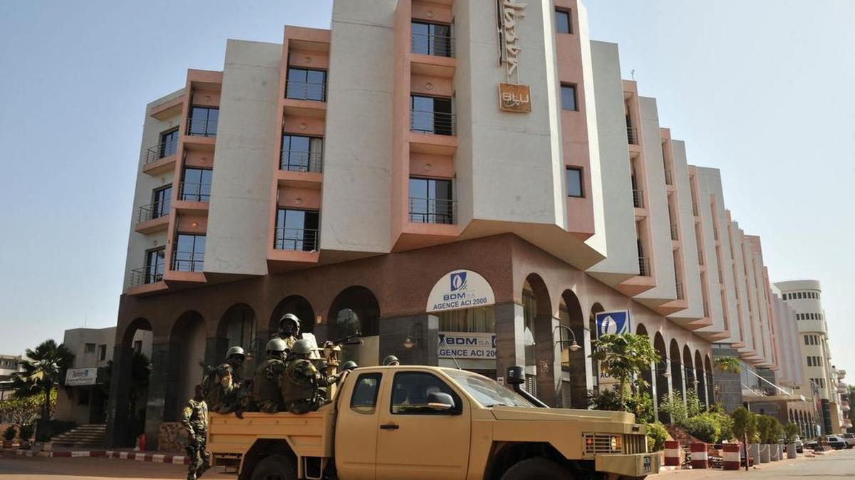 Foto de archivo del 21 de noviembre de 2015 muestra a tropas malianas patrullando fuera del hotel Radisson Blu en Bamako un día después del asedio jihadista mortal en el hotel de lujo.