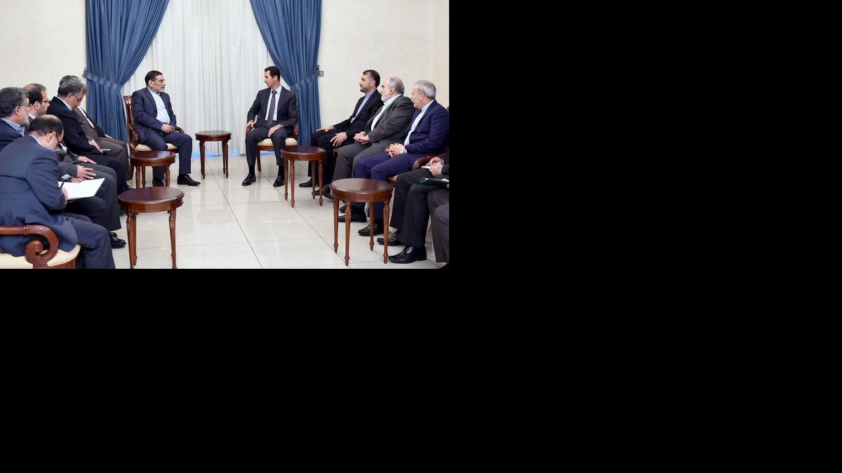 
El presidente sirio Bachar al Assad (cen. der.) durante la reunión que ha mantenido con una delegación iraní encabezada por el secretario del Consejo Supremo de Seguridad Nacional, Ali Shamkhani (cen izq.), en Damasco, Siria, este martes.
