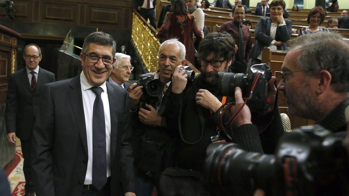 El diputado del PSOE Patxi López, propuesto a la presidencia del Congreso, a su llegada hoy a la Cámara Baja para asistir a la constitución de las nuevas Cortes Generales emanadas de las elecciones generales del pasado 20 de diciembre.