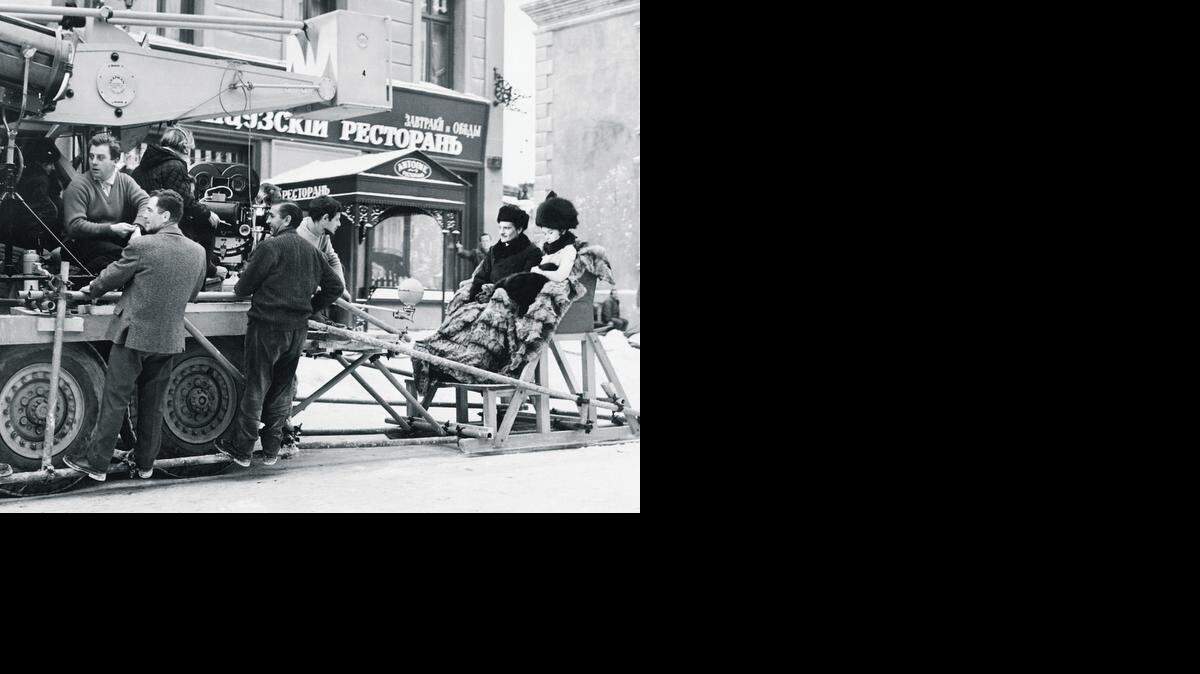 <cutline_leadin>Omar Sharif</cutline_leadin> y Geraldine Chaplin esperan tranquilos mientras que un equipo de fotógrafos comprueba el funcionamiento de una cámara durante el rodaje en España. <252><252>