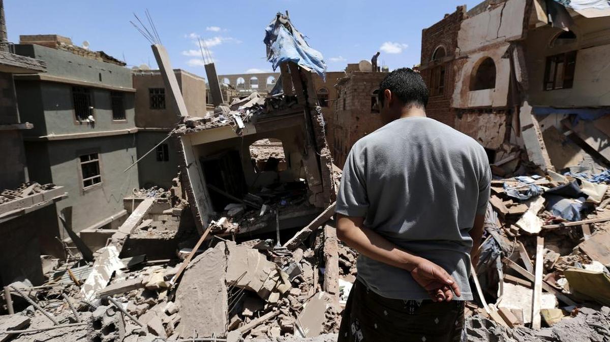 
Un hombre inspecciona el jueves los restos de una vivienda tras un bombardeo de la coalición liderada por Arabia Saudita en Saná, Yemen. 

