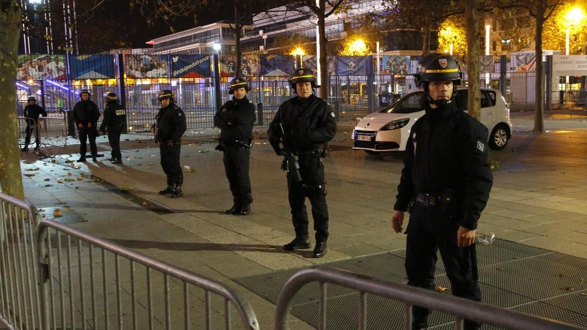 Los agentes de policía aseguran el Estadio de Francia el viernes , 13 de Nov., 2015, en Saint Denis, en las afueras de París.