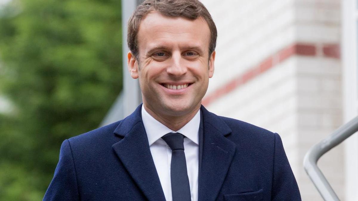 Emmanuel Macron, candidato presidencial independiente de Francia, abandona su casa para regresar a París después de votar en Le Touquet, Francia, el domingo 23 de abril de 2017.