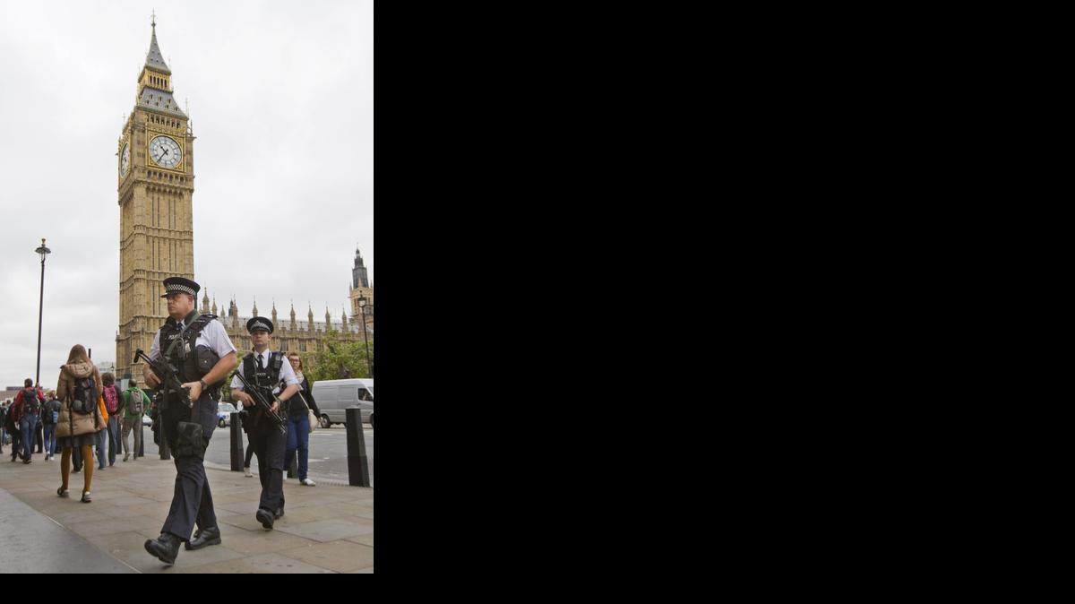 
Oficiales de policía portando fusiles de asalto patrullan a las afueras del Parlamento en Londres, Reino Unido, donde temen que el Estado Islámico lleve a cabo un ataque terrrista. 
