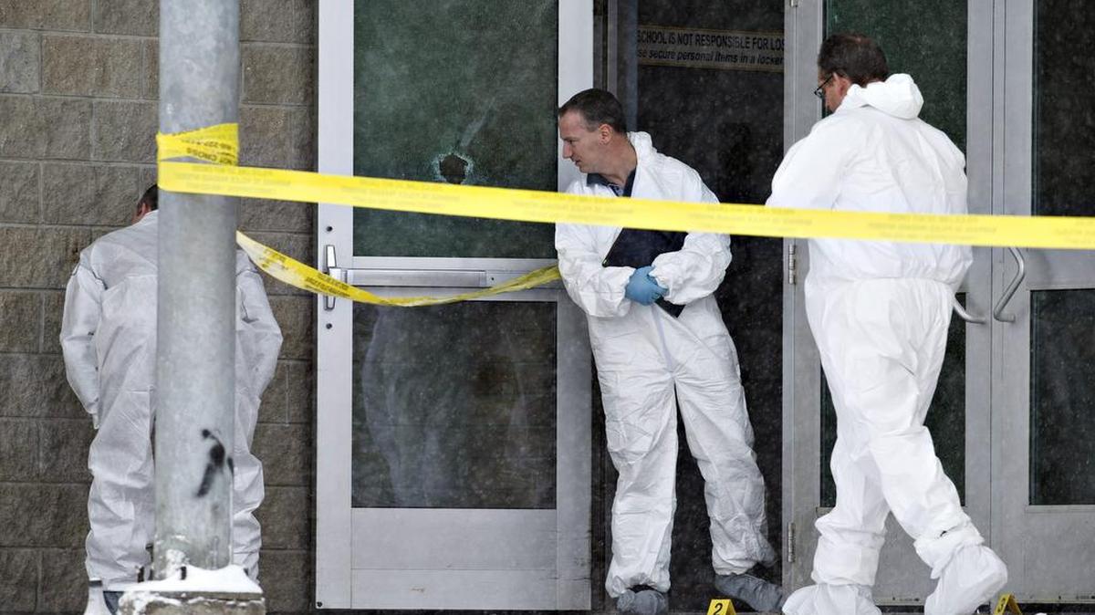 Agentes canadienses en la escena donde ocurrió el tiroteo en La Loche.