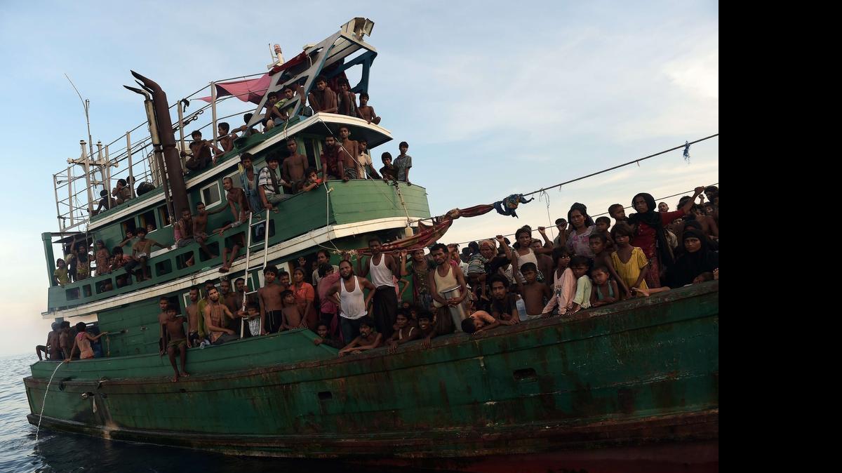
Unos 300 hombres, mujeres y niños rohingyas se encuentran en un barco a la deriva cerca de las costas tailandesas desde hace más de dos meses.
