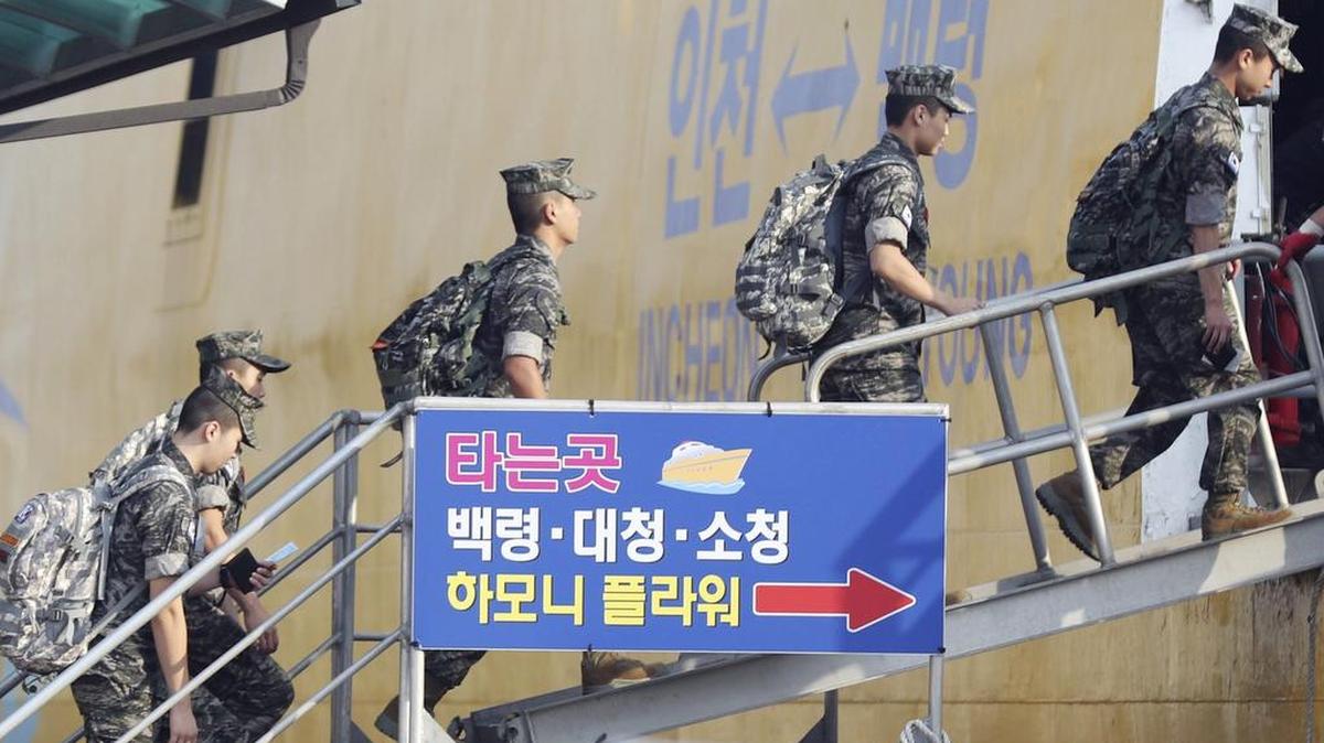 Marines surcoreanos suben a bordo de un ferri en Incheon (Corea del Sur) el 4 de spetiembre de 2017, para unirse a las tropas en la isla de Baegnyeong cerca de la frontera marítima del Mar Amarillo.