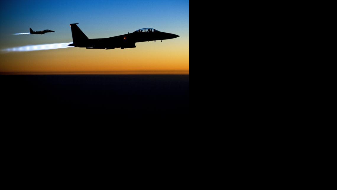 Un par de cazabombarderos F-15 vuelan sobre el norte de Irak después de bombardear objetivos militares del autoproclamado Estado Islámico (EI) en Siria el pasado 23 de septiembre, 2014. 
