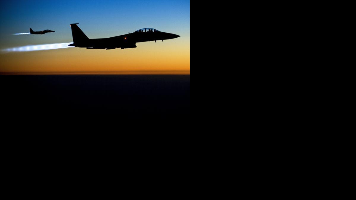 Un par de cazabombarderos F-15 vuelan sobre el norte de Irak después de bombardear objetivos militares del autoproclamado Estado Islámico (EI) en Siria el pasado 23 de septiembre, 2014. 
