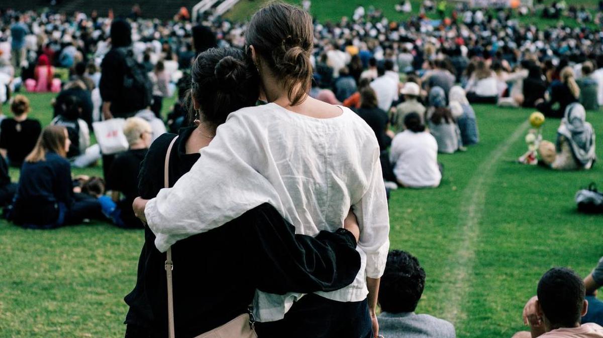 Personas asisten a una vigilia por las vidas perdidas tras ataques terroristas de Chrisctchurch en el Auckland Domain el 22 de marzo de 2019 en Auckland, Nueva Zelanda.