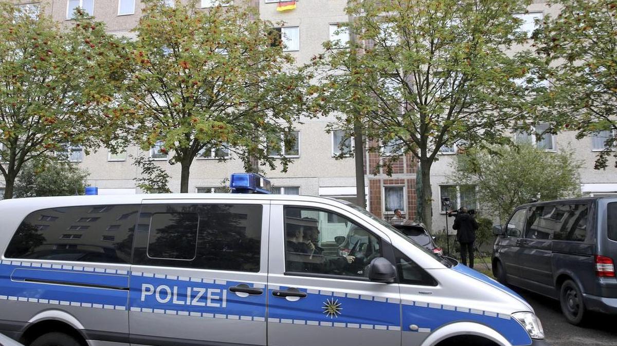 Un coche de policía aparcado frente al apartamento en el que la policía alemana ha arrestado al sospechoso terrorista Jaber Albakr, en Leipzig.
