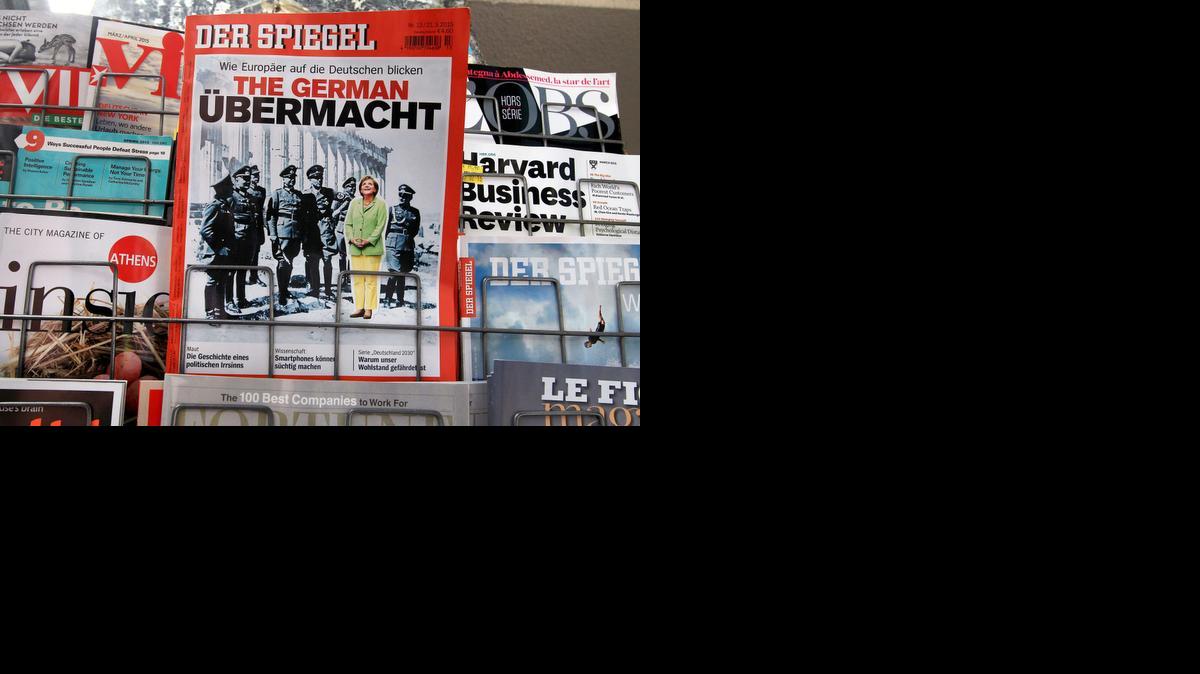 
La portada está complementada en las páginas interiores con una caricatura de Merkel con el bigote hitleriano, tomada de una pintada en Atenas, bajo el título de “Das Vierte Reich” (el Cuarto Reich).
