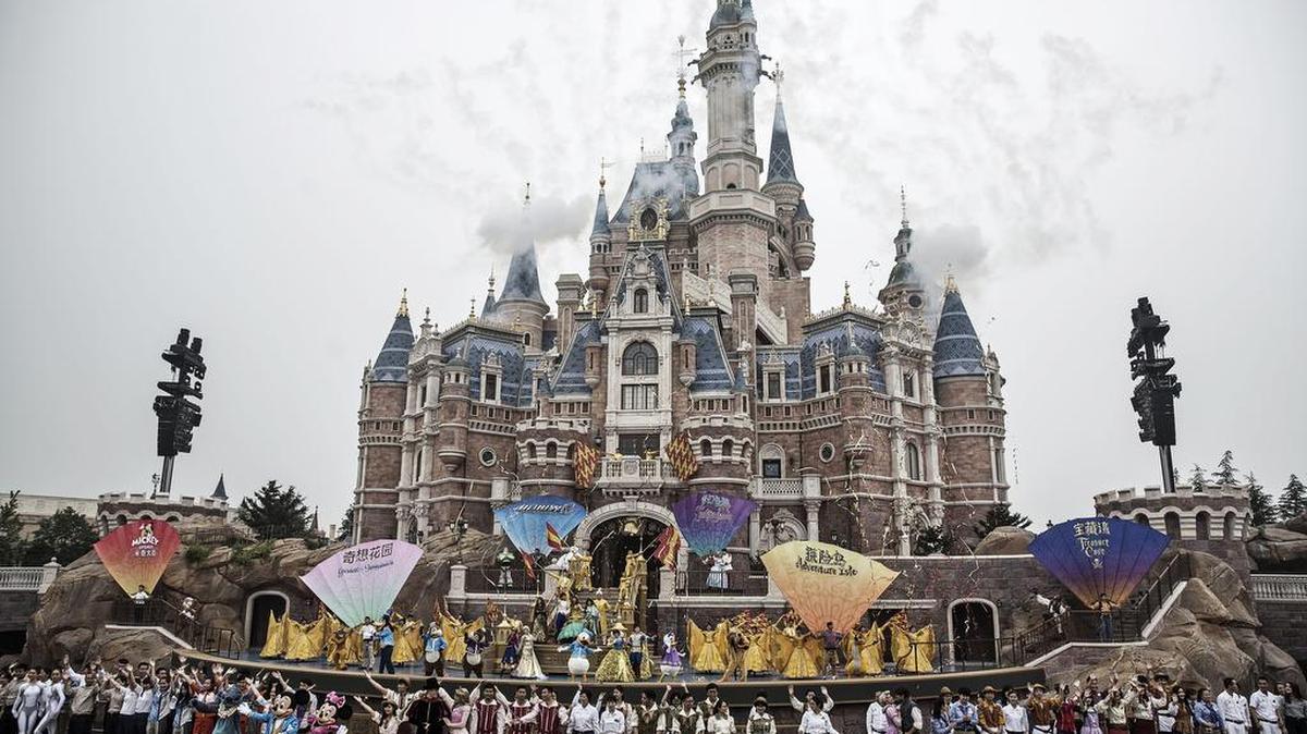 El espectáculo inaugural frente al Castillo Encantado del Shanghai Disney Resort el pasado jueves.