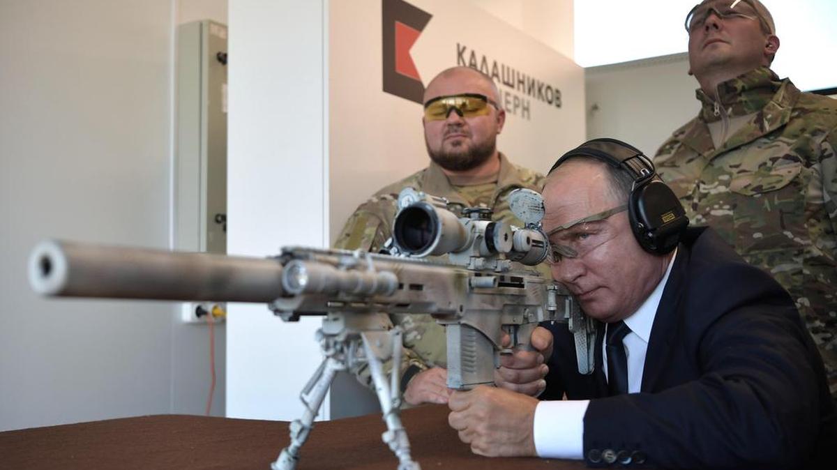 El presidente ruso, Vladímir Putin (c), prueba un rifle de francotirador durante una ceremonia de las Fuerzas Armadas rusas en Moscú, Rusia, el 19 de septiembre de 2018.
