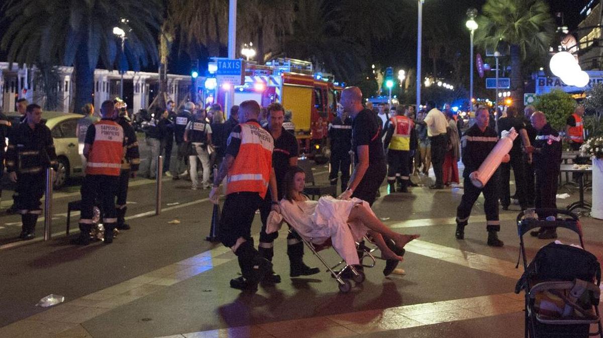 Heridos son evacuados del lugar en donde un camión chocó contra la multitud durante las celebraciones del Día de la Bastilla en Niza, Francia, 14 de julio de 2016.